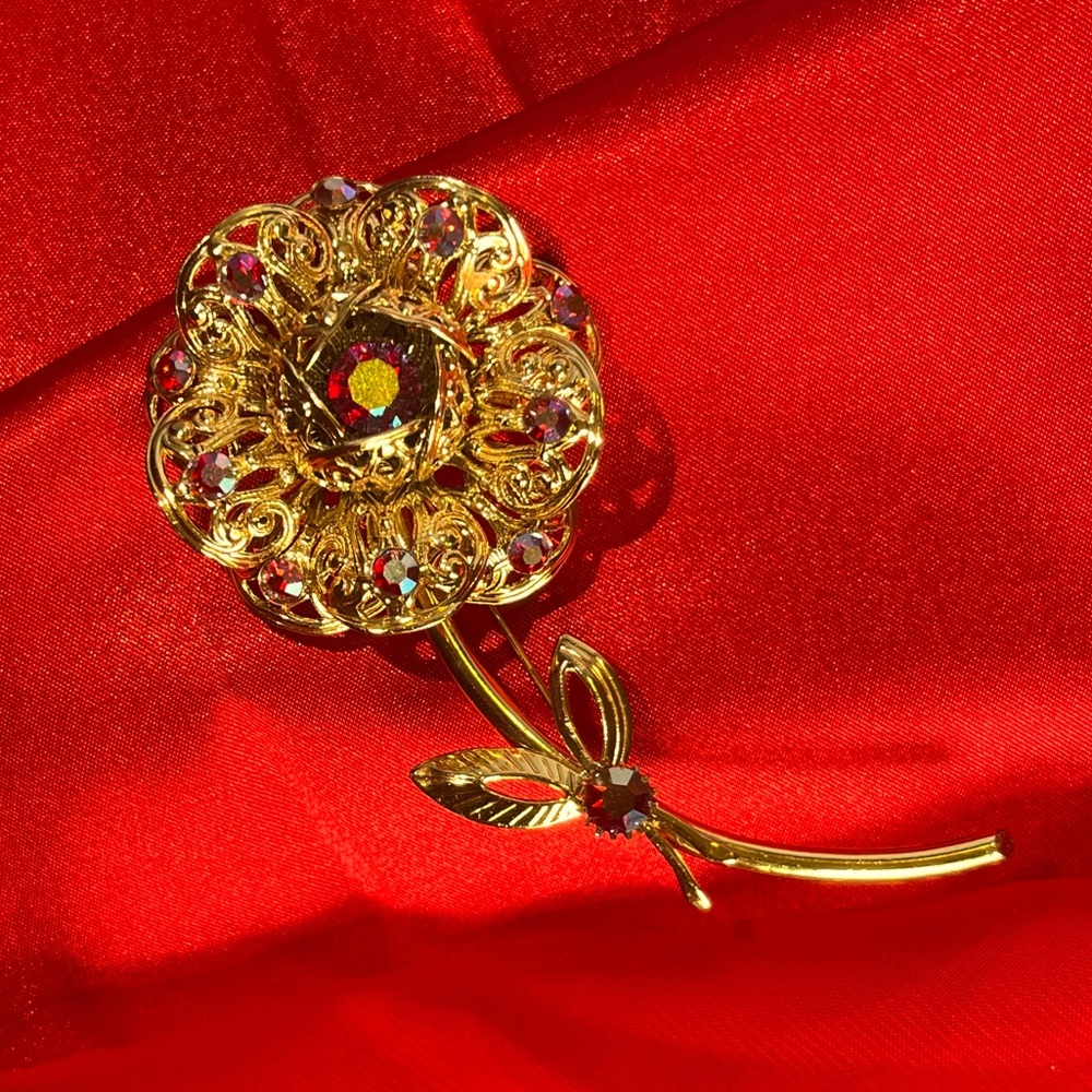 𝐕𝐢𝐧𝐭𝐚𝐠𝐞 𖢻Sarah Coventry𖢻 Gold colored Flower Brooch Pin
